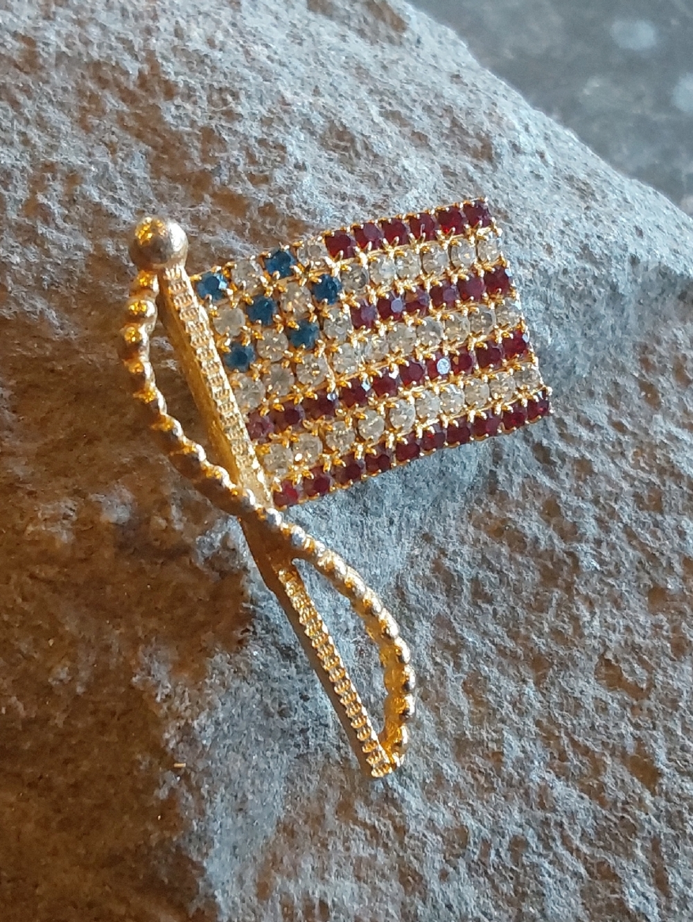 VTG Gold-Tone USA American Flag Crystal Brooch - Blue, Red, Clear